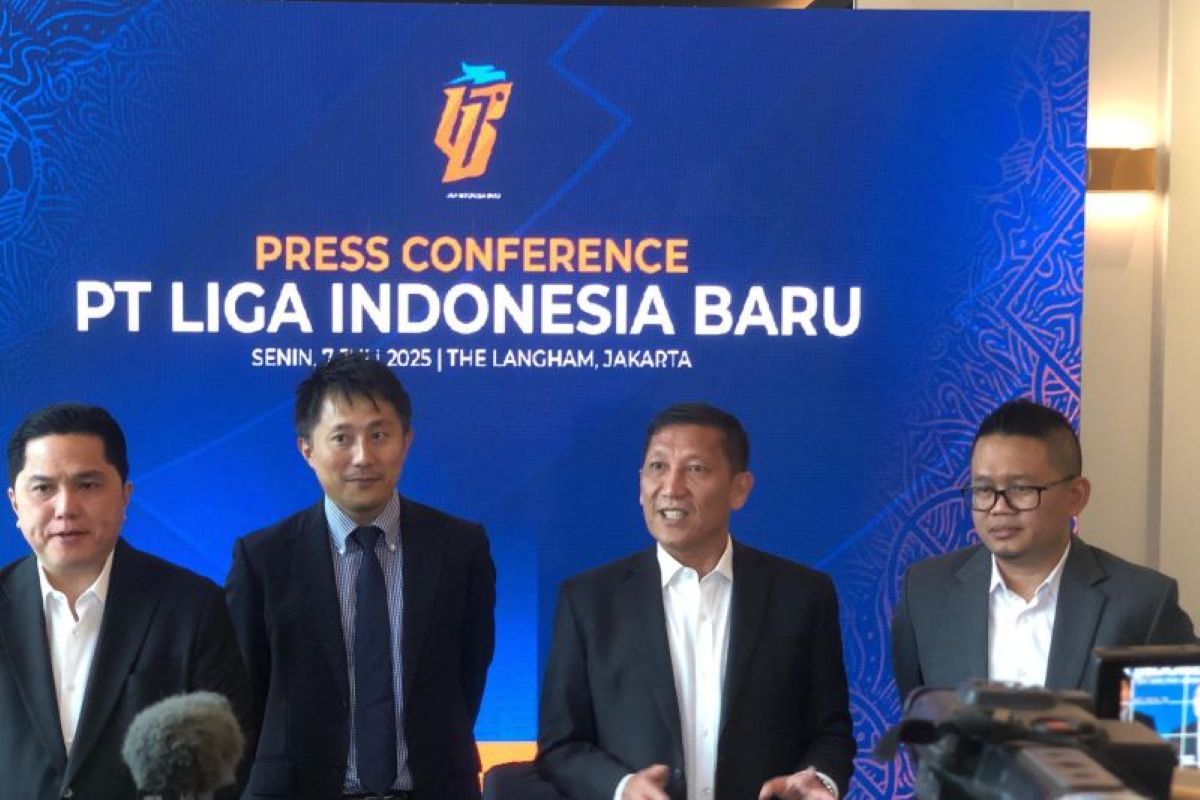 Dari kiri, Ketua Umum PSSI Erick Thohir, GM Competition dan Operation PT LIB Takeyuki Oya, Dirut PT LIB Ferry Paulus, dan Direktur Operasional PT LIB Asep Saputra. (Zaro Ezza Syachniar/Antara) - Image