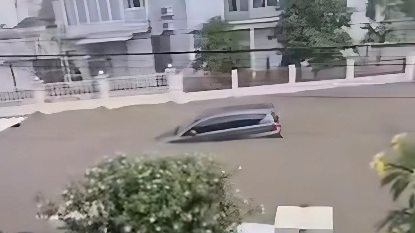Mataram Porak-Poranda, Banjir 2 Meter Hanyutkan Mobil Mewah di Permukiman Elite, 3.500 Jiwa Terdampak - Image