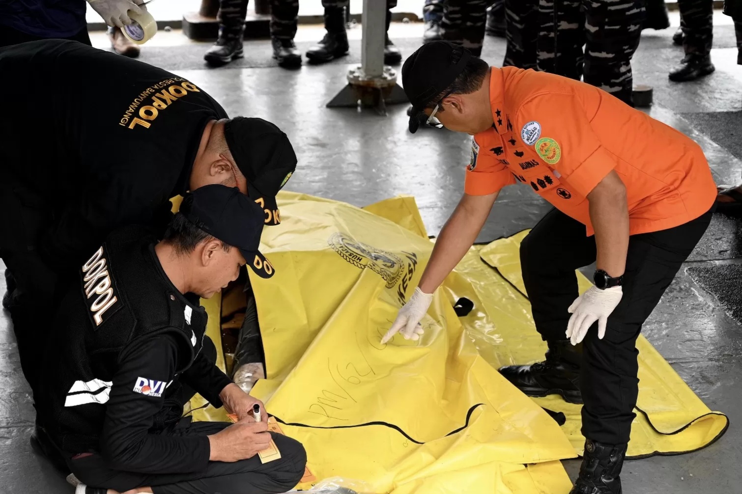 Tim Disaster Victim Identification (DIV) Polda Jatim mengidentifikasi jenazah korban tenggelamnya KMP Tunu Pratama Jaya. (Dokumentasi Radar Banyuwangi) - Image