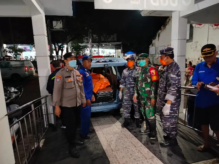 Evakuasi jenazah salah satu korban meninggal penumpang KMP Tunu Pratama Jaya di perairan Muncar. (Dokumentasi Pos AL Banyuwangi) - Image