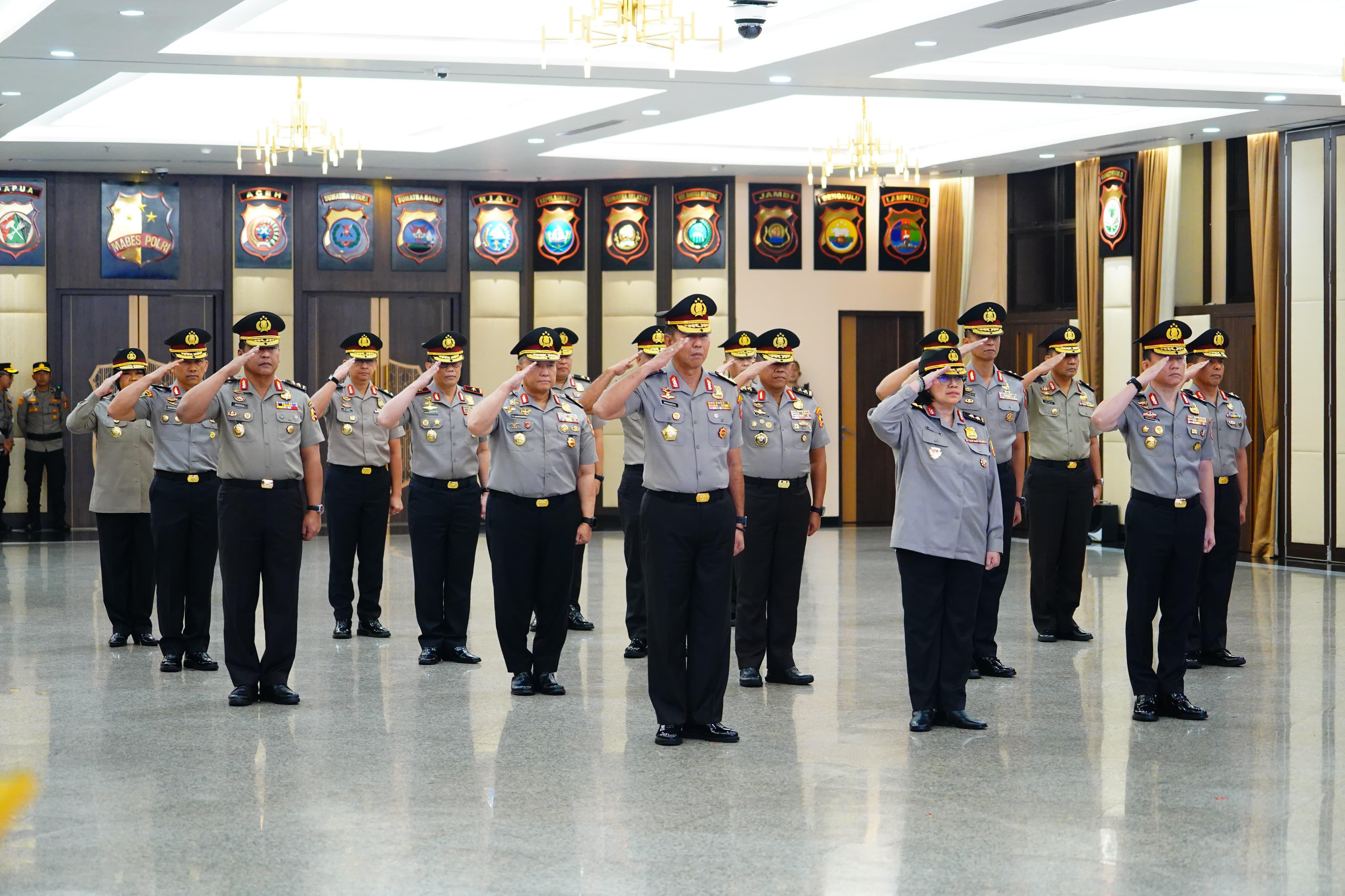 Belasan pati Polri mendapat kenaikan pangkat satu tingkat lebih tinggi. Termasuk seorang pati yang naik pangkat dari irjen menjadi komjen. (Polri) - Image