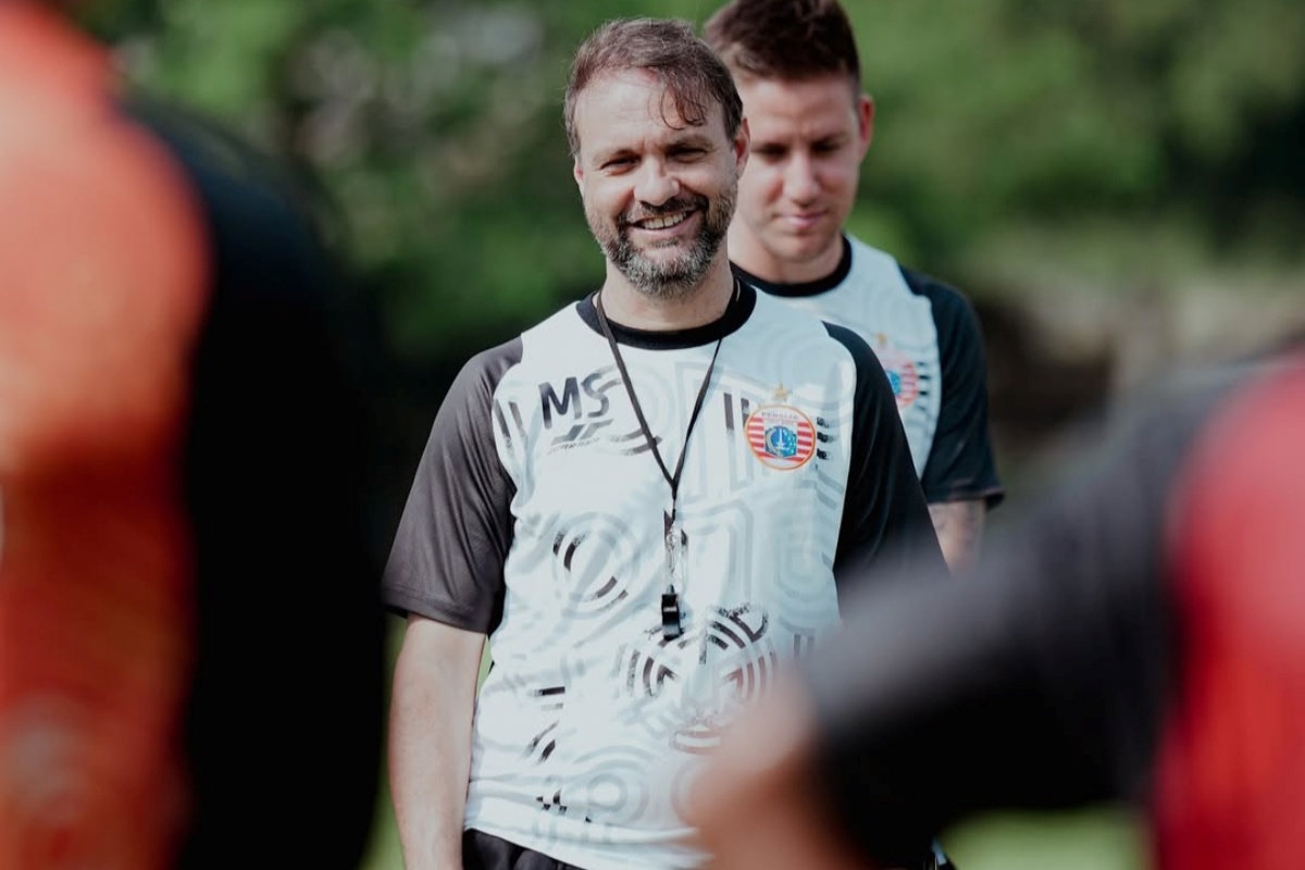 Pelatih Persija Jakarta, Mauricio Souza, memimpin latihan tim di Sawangan, Selasa (8/7). (Dok: Persija) - Image