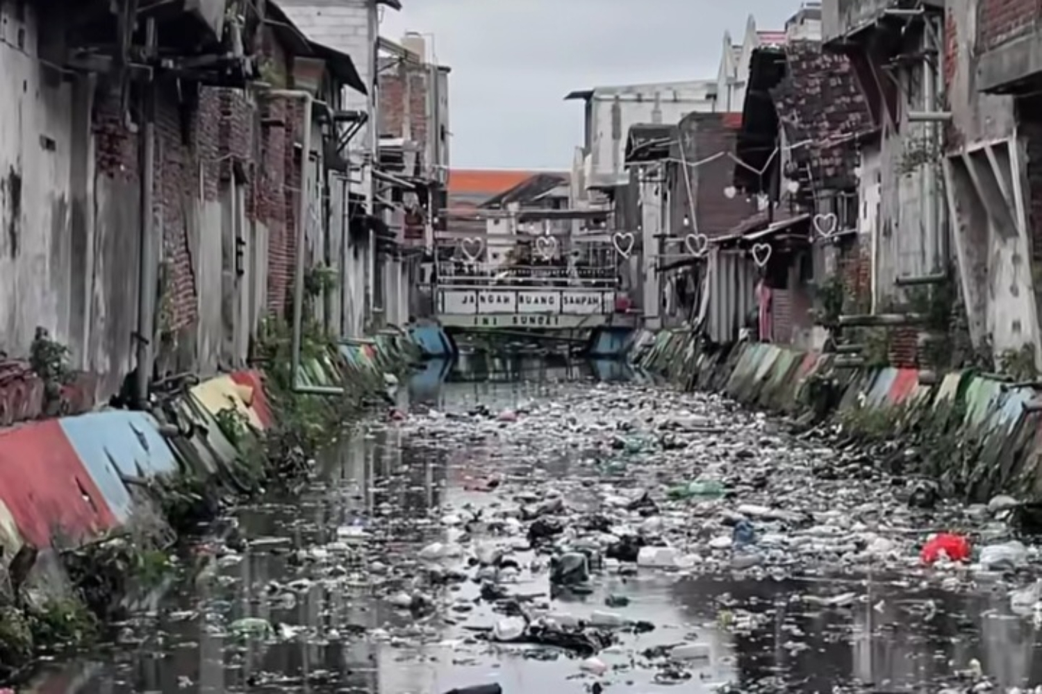 Banyaknya sampah di aliran Sungai Pegirian Surabaya membuat air keruh dan berwarna hitam. (Instagram @kartarrw11_sdtp) - Image