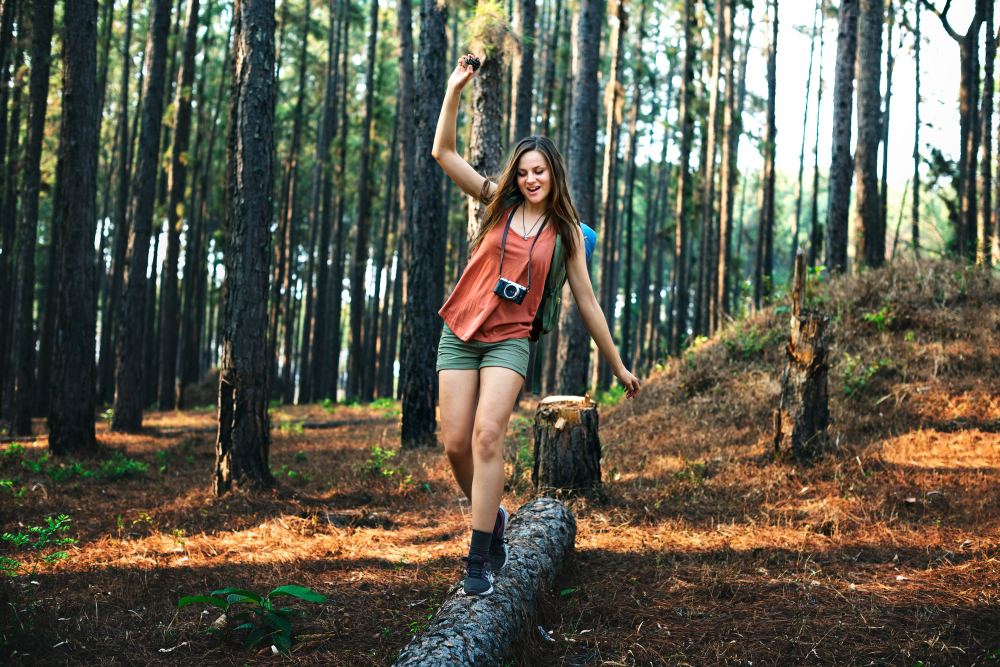 Seorang wanita yang suka berlibur di hutan. - Image