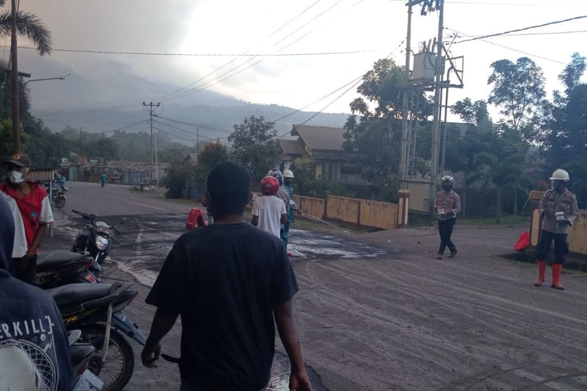 Pembagian masker di depan Polsek Wulanggintang pasca erupsi Gunung Lewotobi Laki-Laki di Flores Timur, NTT. (Relawan Forum Tangguh Bencana Flores Timur) - Image