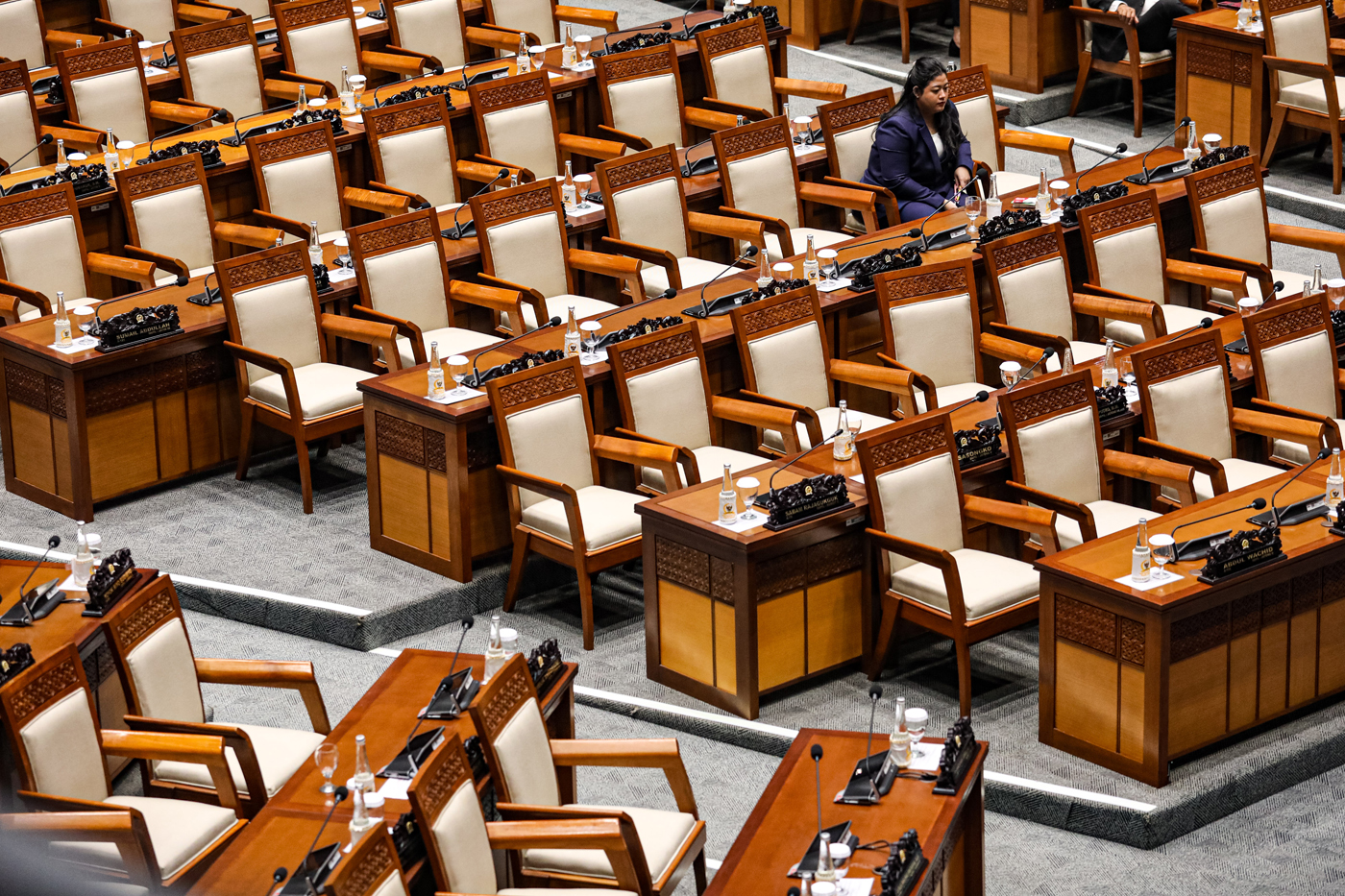 Sejumlah anggota DPR mengikuti Rapat Paripurna DPR RI ke-23 Masa Persidangan IV Tahun Sidang 2024-2025 di Kompleks Parlemen, Senayan, Jakarta, Selasa (8/7/2025). (Salman Toyibi/Jawa Pos) - Image
