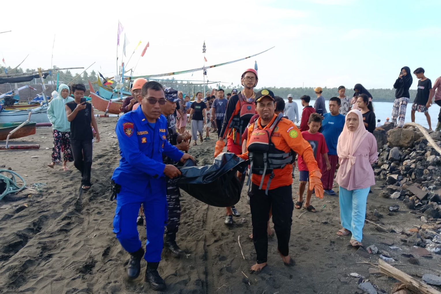Tim SAR Gabungan saat mengevakuasi korban ke-41 hari ini, Rabu (9/7). (Dokumentasi Basarnas Surabaya) - Image