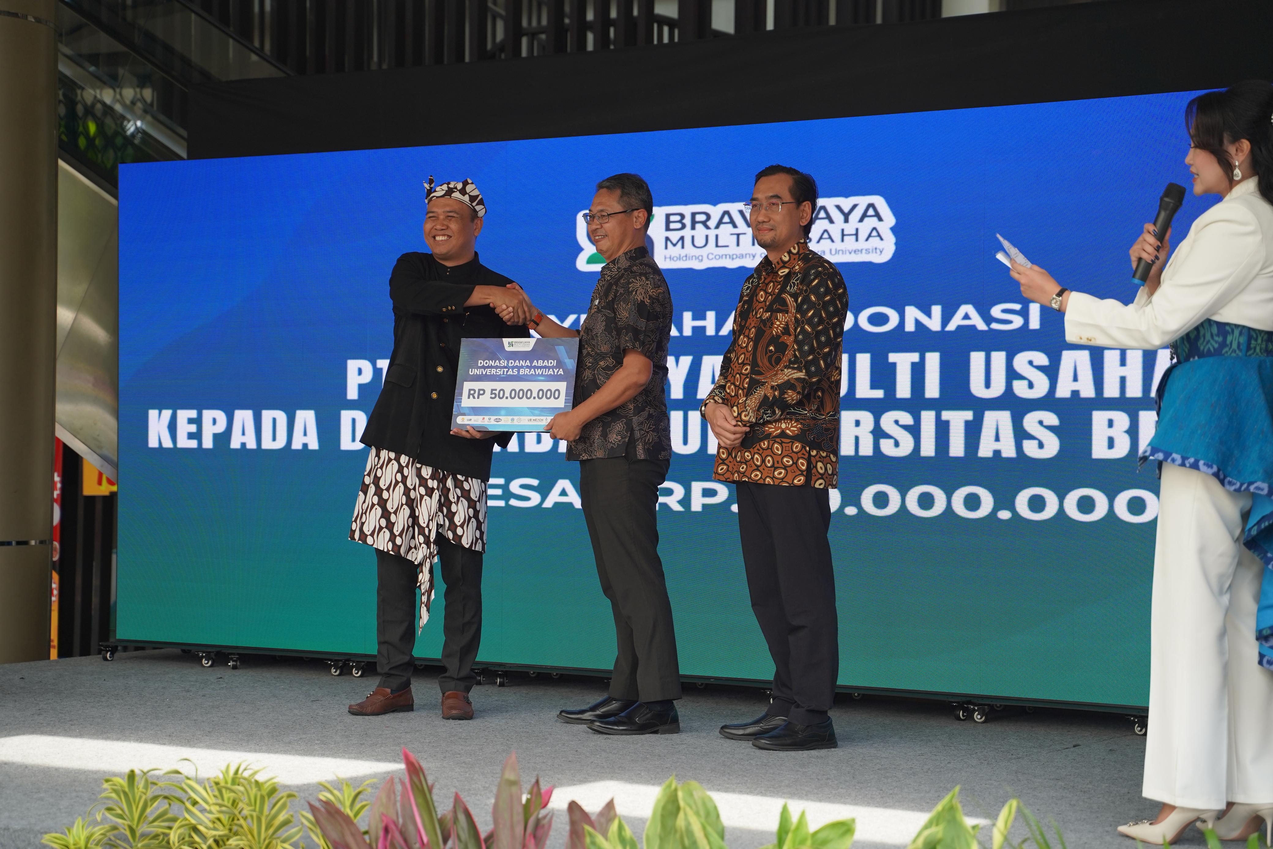 Penyerahan dana abadi pendidikan dari PT. Brawijaya Multi Usaha (BMU) untuk Universitas Brawijaya (UB) di Jakarta (7/7). (Istimewa) - Image