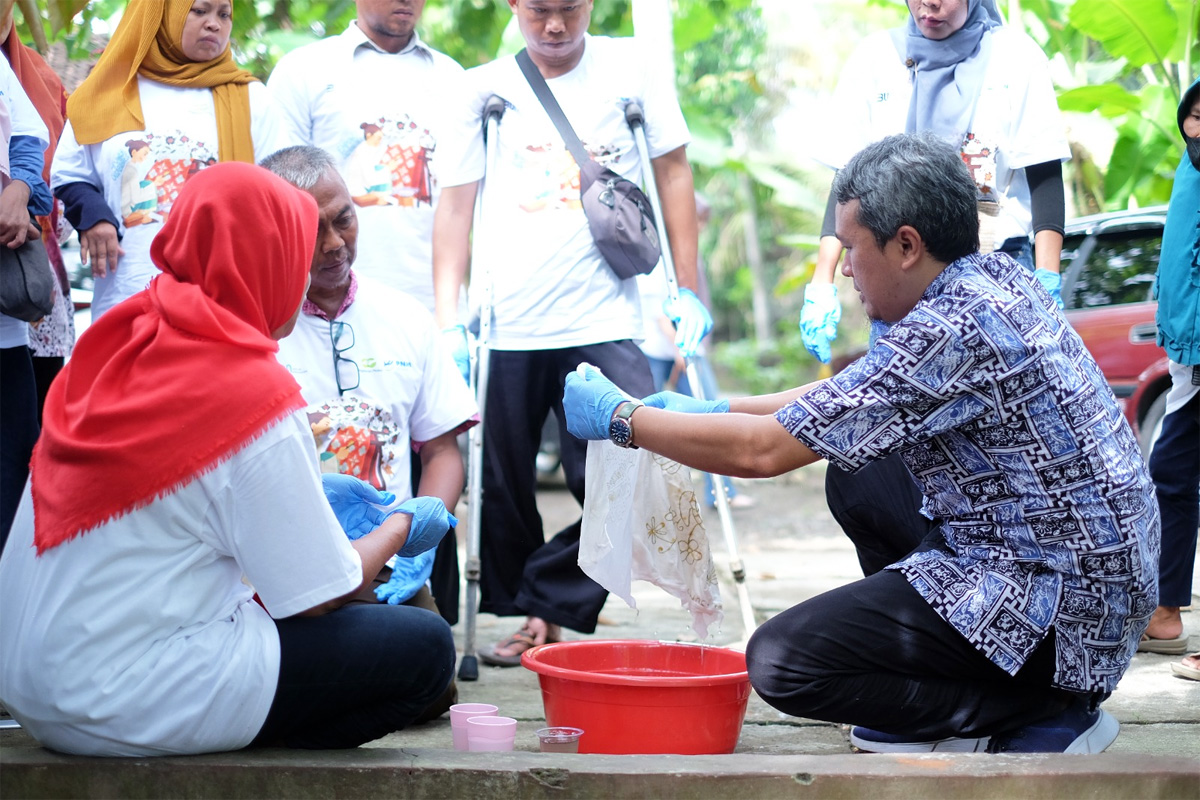 PT Pegadaian bersama PT Permodalan Nasional Madani (PNM) melakukan pelatihan keterampilan membatik dan pemasaran digital kepada penyandang disabilitas di Kabupaten Bantul, Yogyakarta, Senin (07/5). - Image