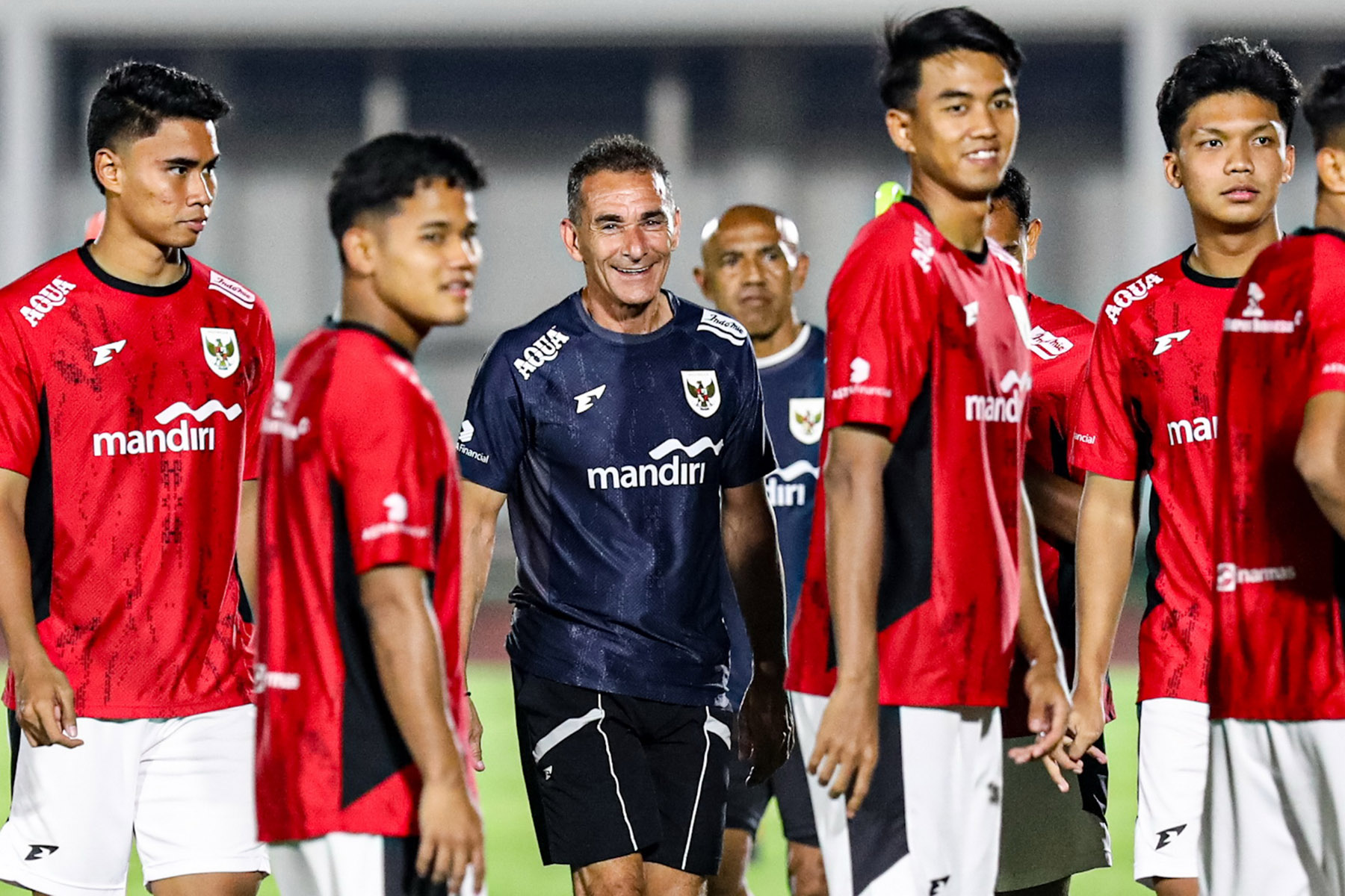 Pelatih Gerald Vanenburg Timnas Indonesia U-23 memimpin sesi latihan di Stadion Madya, Komplek Gelora Bung Karno (GBK), Jakarta, Kamis (10/7/2025). (SALMAN TOYIBI/JAWA POS) - Image