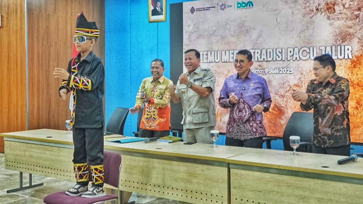 Penari tradisi Pacu Jalur Rayyan Arkan Dikha (depan) memperagakan gerakannya yang viral di dunia di depan Menteri Kebudayaan Fadli Zon di Jakarta. (Humas Kementerian Kebudayaan) - Image