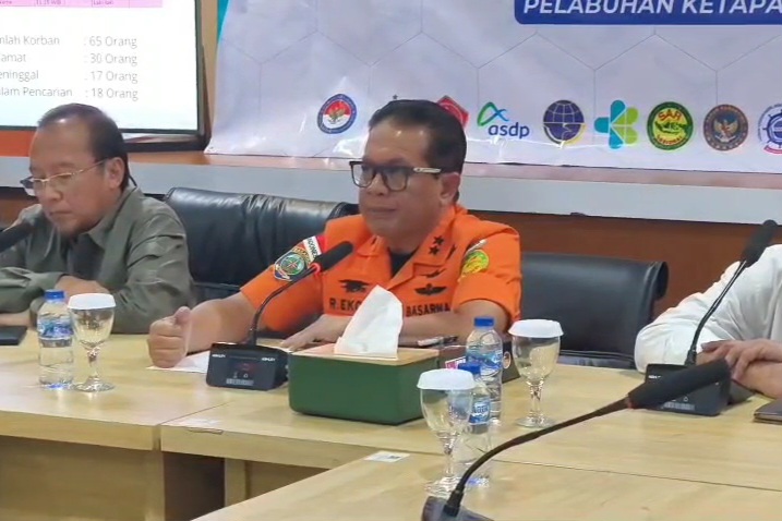 Tim SAR gabungan memutuskan untuk memperpanjang kembali operasi pencarian korban KMP Tunu Pratama Jaya hingga 3 hari ke depan. (Dokumentasi Basarnas Surabaya) - Image