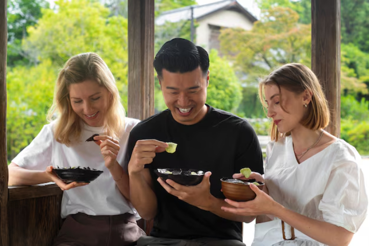 seseorang yang canggung saat mengambil potongan makanan terakhir./Freepik. - Image
