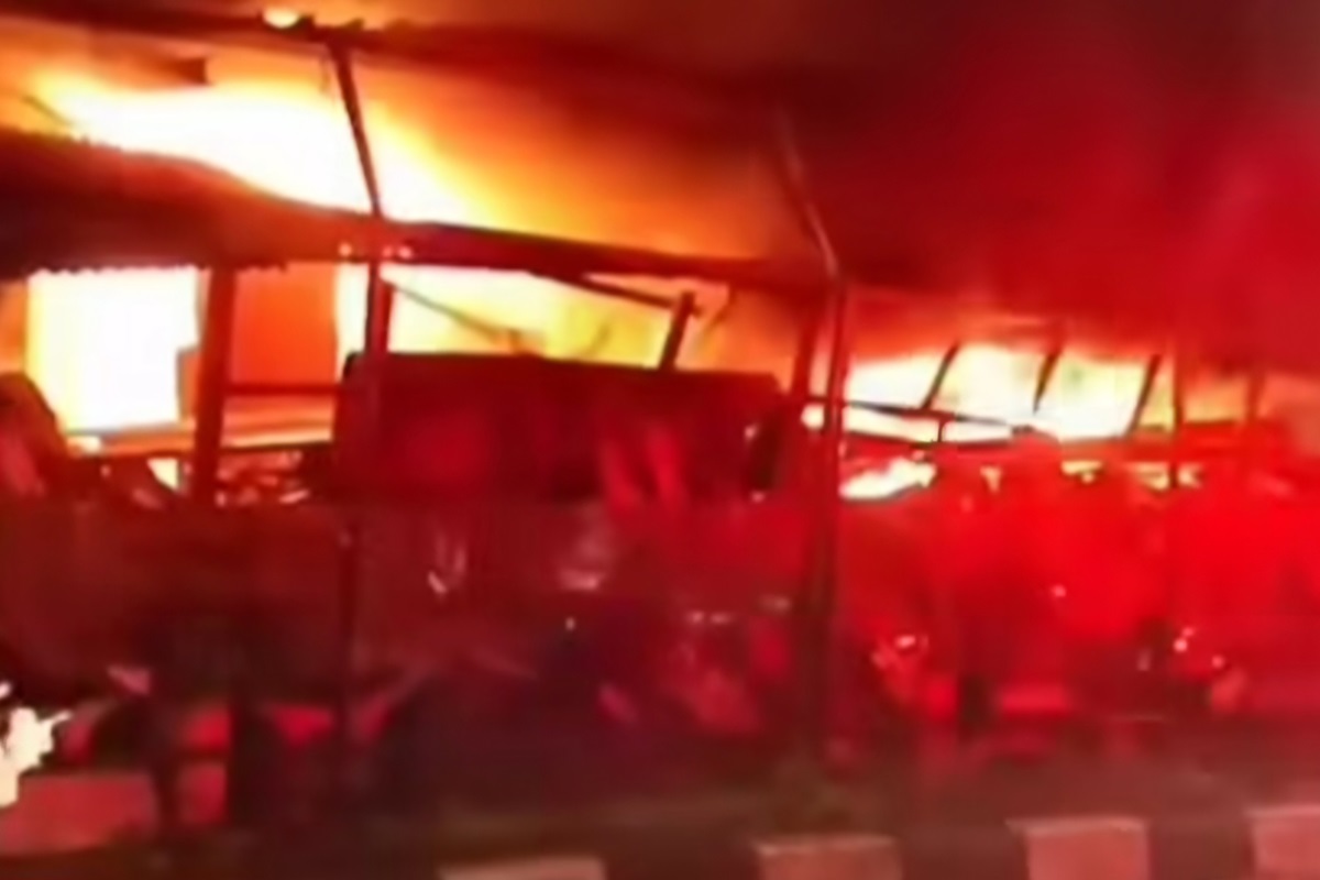 Kondisi kebakaran rumah semi permanen dua lantai di kawasan Sukapura, Cilincing, Jakarta Utara, Sabtu (12/7) malam. (@jabodetabek24info) - Image