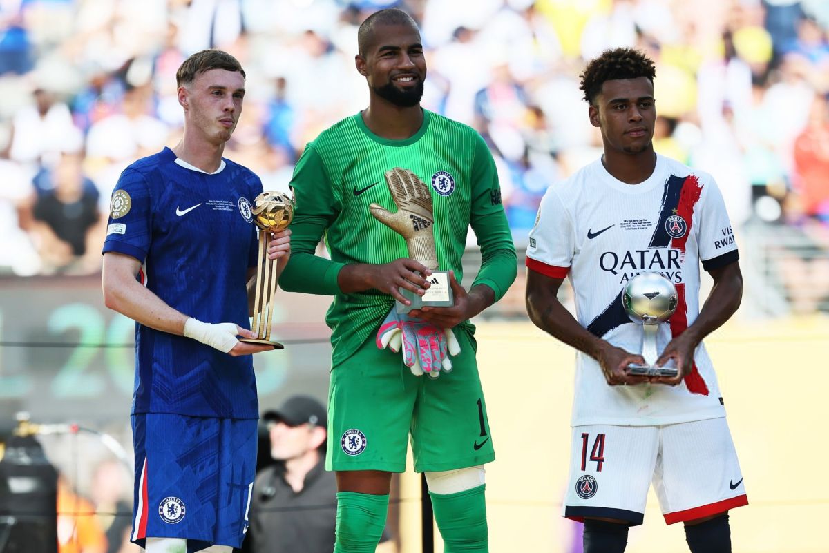 Cole Palmer (kiri), Robert Sanchez (tengah) dan Desire Doue (kanan) sabet penghargaan individu. (Dok. FIFA) - Image