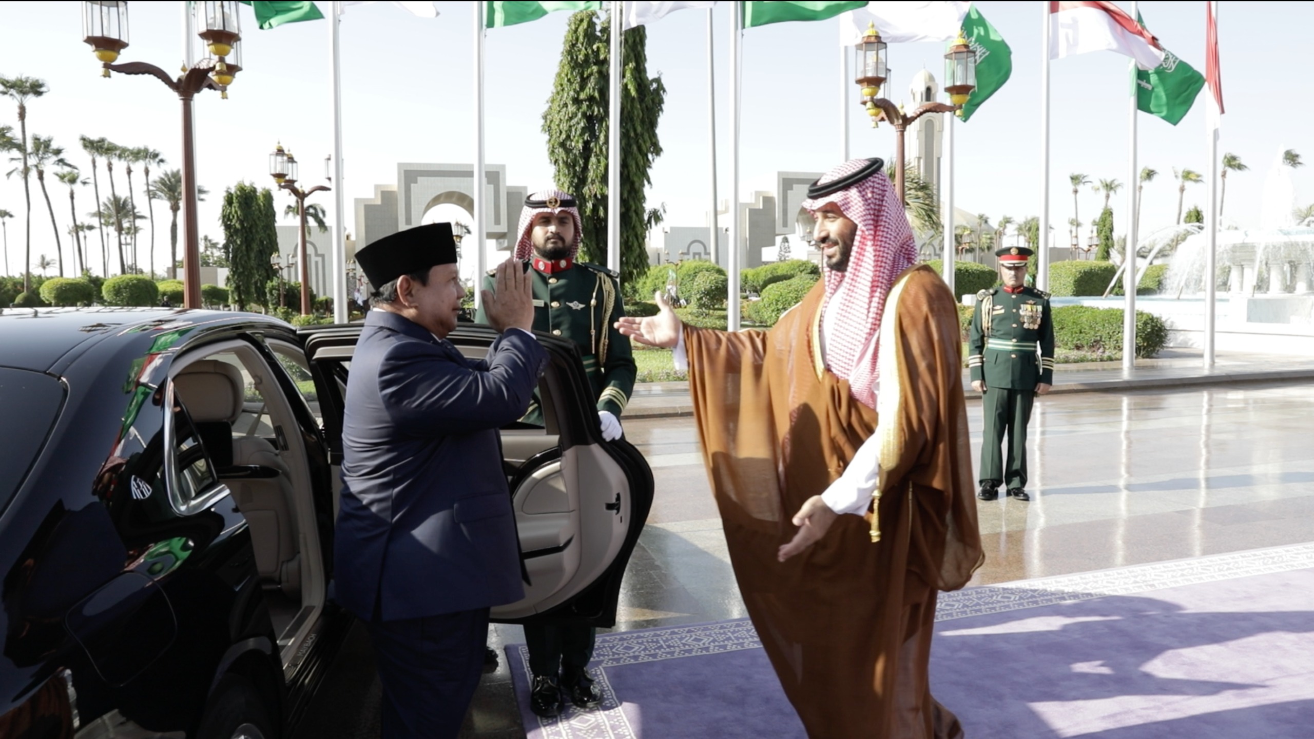 Presiden Prabowo Subianto saat bertemu dengan Putra Mahkota Arab Saudi, Pangeran Mohammed bin Salman (MBS) di Istana Al-Salam, Jeddah, Arab Saudi, pada Rabu (2/7). (Istimewa) - Image