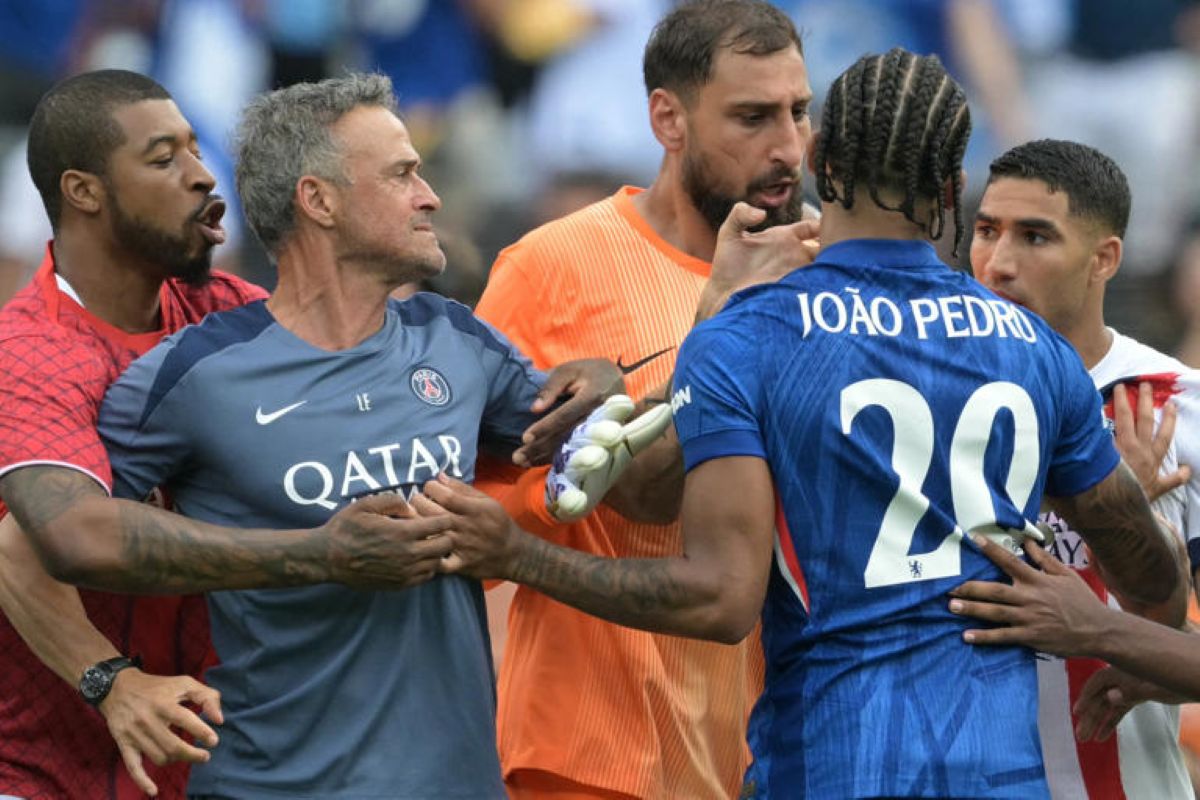 Luis Enrique tertangkap kamera dorong wajah Joao Pedro usai PSG kalah dari Chelsea di final Piala Dunia Antarklub 2025. (Dok. The Independent) - Image