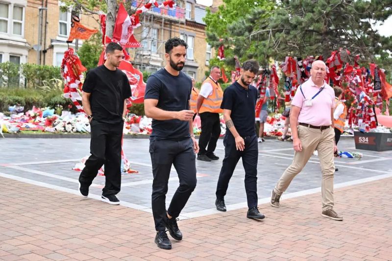 Manchester United yang diwakili Ruben Amorim, Bruno Fernandes, dan Diogo Dalot memberikan penghormatan kepada mendiang Diogo Jota dan Andre Silva di luar Anfield. (ANTARA) - Image