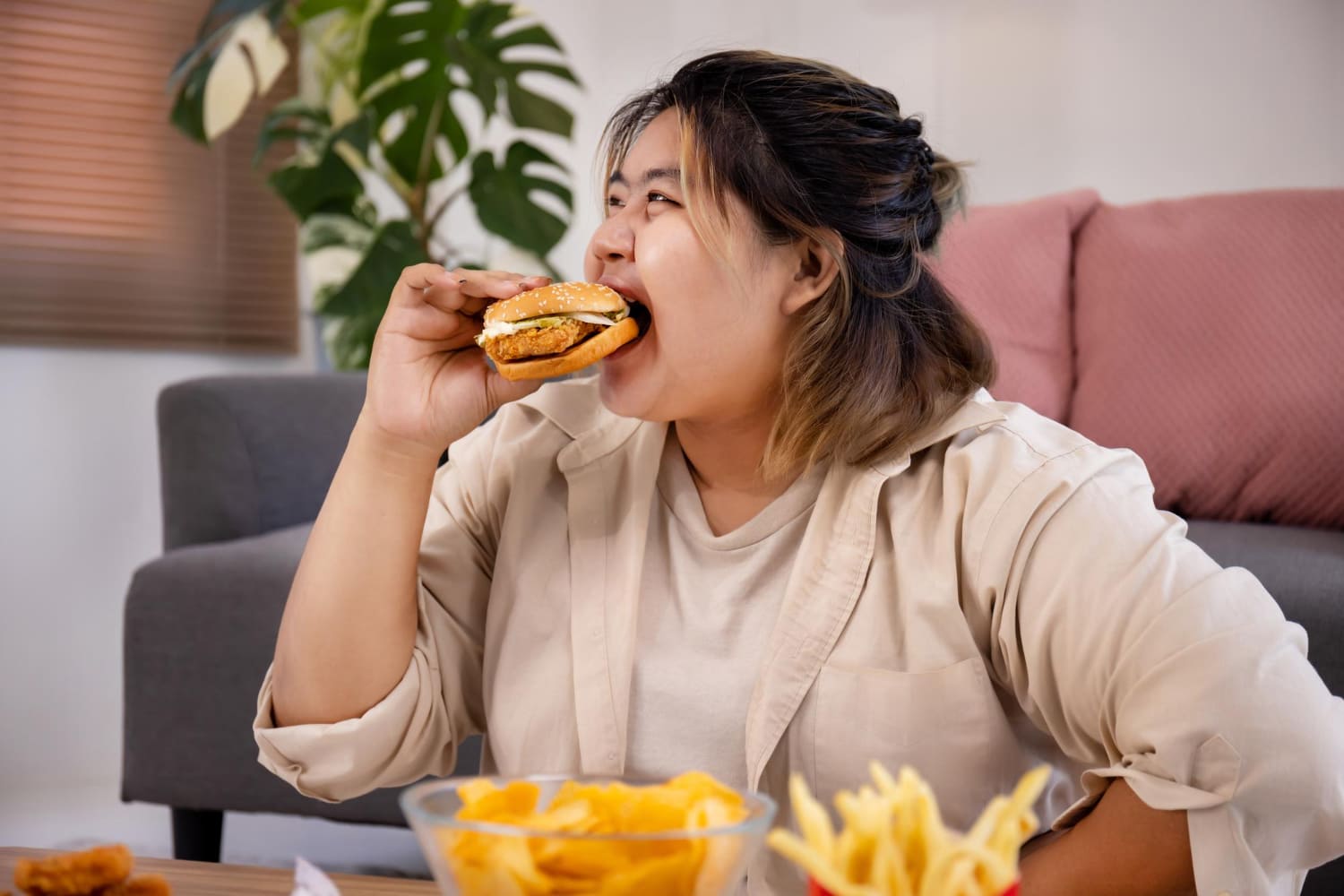 ilustrasi kebiasaan makan tidak sehat. Sumber foto: Freepik - Image