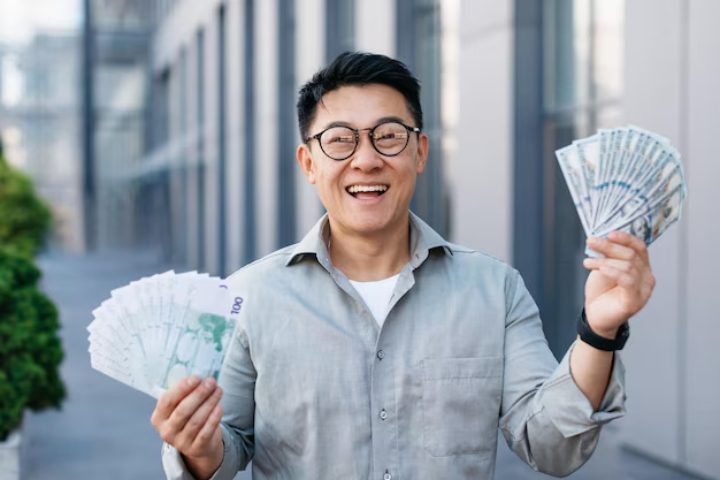 seseorang yang gajinya berdigit-digit./Freepik. - Image
