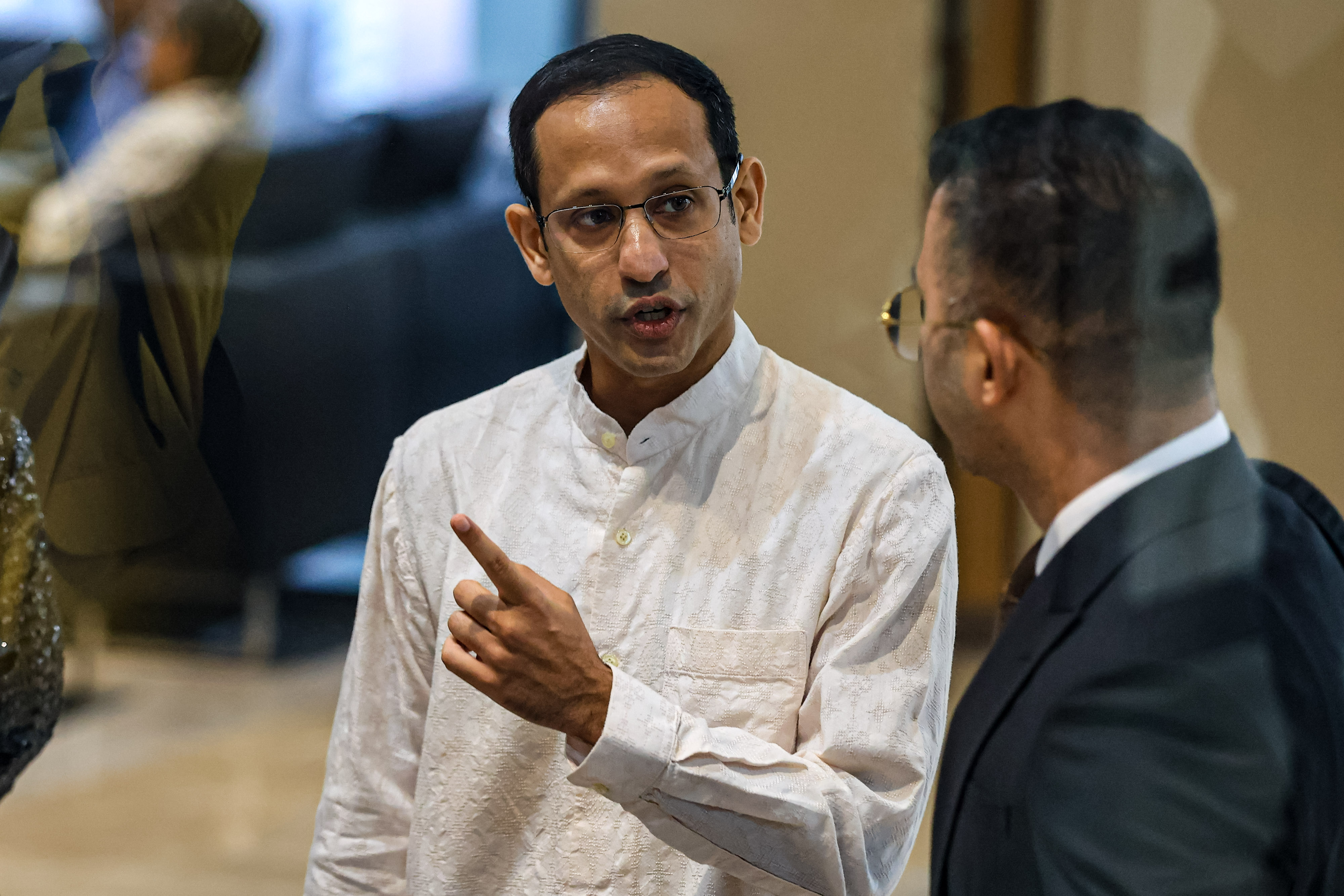 Mantan Mendikbud Ristek Nadiem Makarim menjalani pemeriksaan kasus dugaan korupsi pengadaan Laptop Chromebook di Kejagung pada Selasa (15/7). (Salman Toyibi/Jawa Pos) - Image