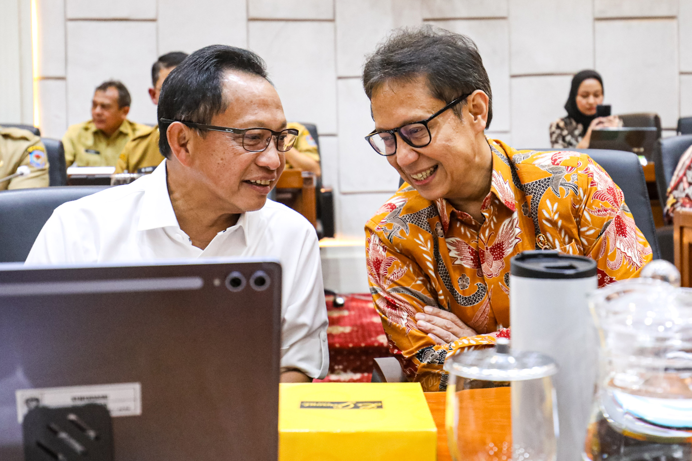 Menteri Kesehatan Budi Gunadi Sadikin (kanan) berbincang dengan Menteri Dalam Negeri Tito Karnavian (kiri) disela rapat kerja dengan komisi IX DPR RI di Kompleks Parlemen, Senayan, Jakarta, Selasa (15/7/2025). (Salman Toyibi/Jawa Pos) - Image