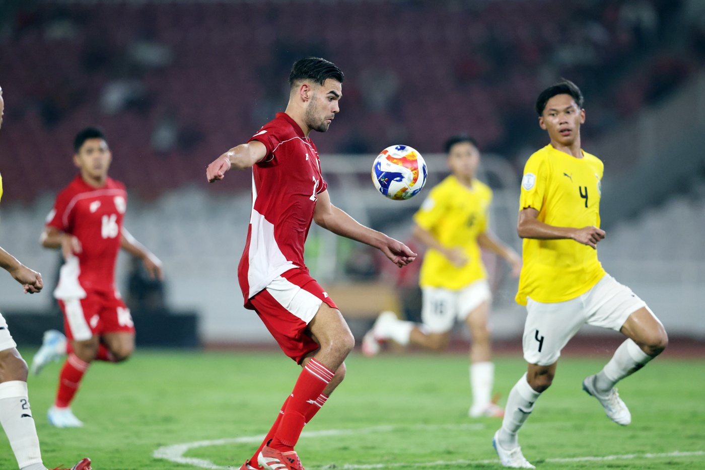 Pesepak bola Timnas U23 Indonesia Jens Raven dikawal pemain Timnas U23 Brunei Darussalam dalam pertandingan penyisihan Grup A Piala AFF U-23 2025 di Stadion Utama Gelora Bung Karno (SUGBK), Senayan, Jakarta, Selasa (15/7/2025). (Dery Ridwansah/ JawaPos.co - Image