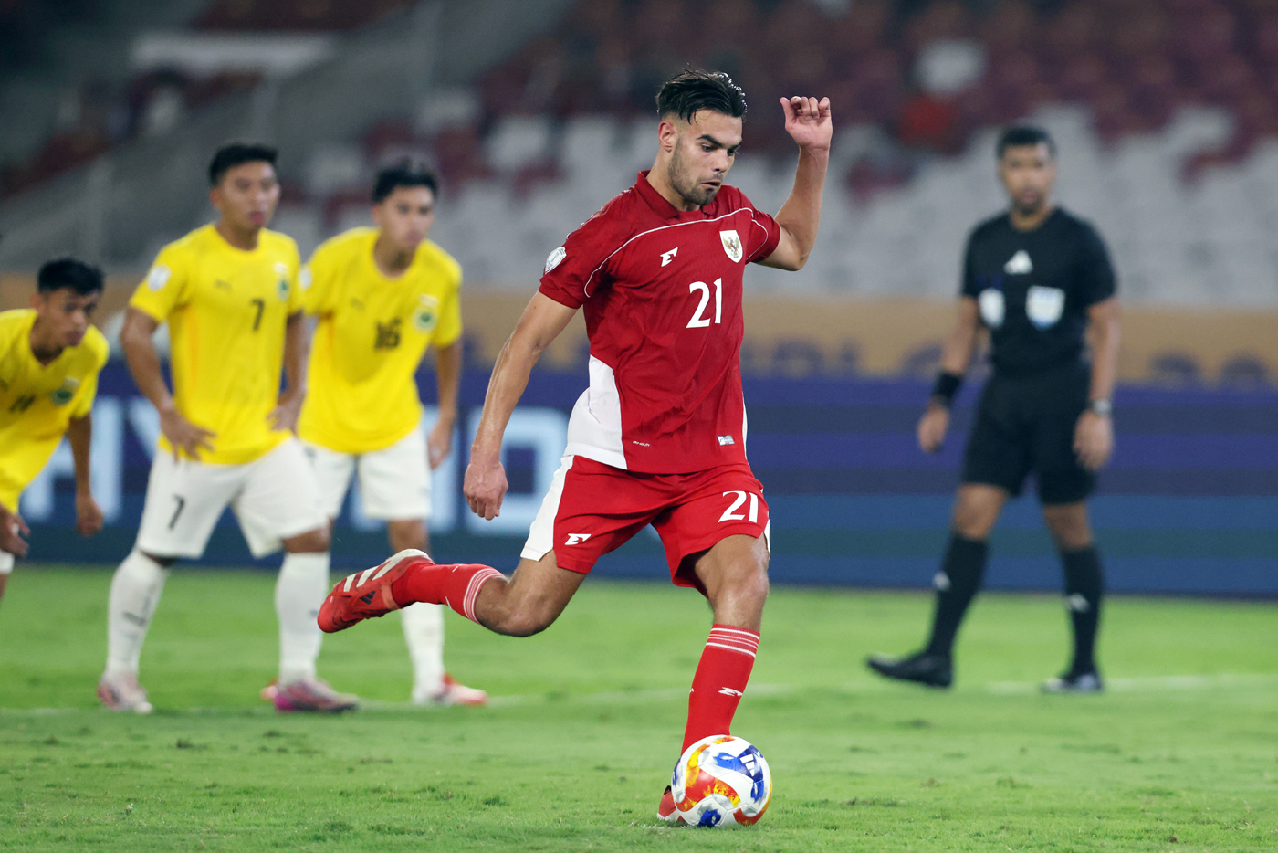 Pesepak bola Timnas U23 Indonesia Jens Raven mengeksekusi pinalti ke gawang Timnas U23 Brunei Darussalam dalam pertandingan penyisihan Grup A Piala AFF U-23 2025 di Stadion Utama Gelora Bung Karno (SUGBK), Senayan, Jakarta, Selasa (15/7/2025). (Dery Ridwa - Image