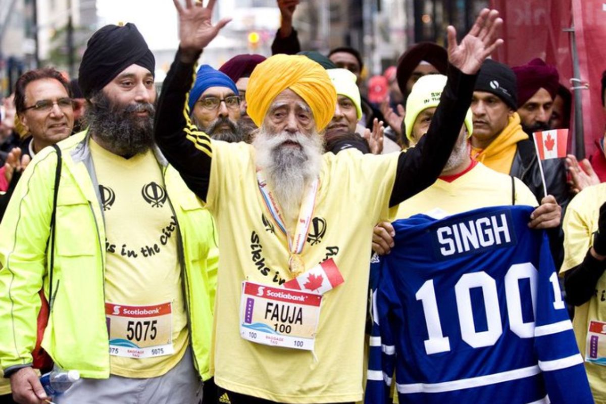 Fauja Singh pelari maraton tertua di dunia meninggal karena kecelakaan. (@lTNrunningAR/X) - Image