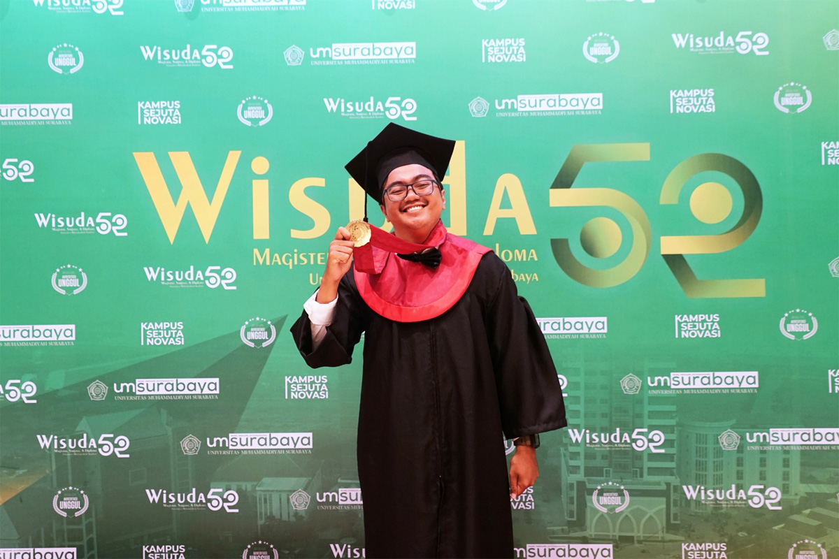 Driver ShopeeFood, Ilham Syafruddin Akbar berhasil lulus dengan predikat cumlaude (doc: istimewa) - Image