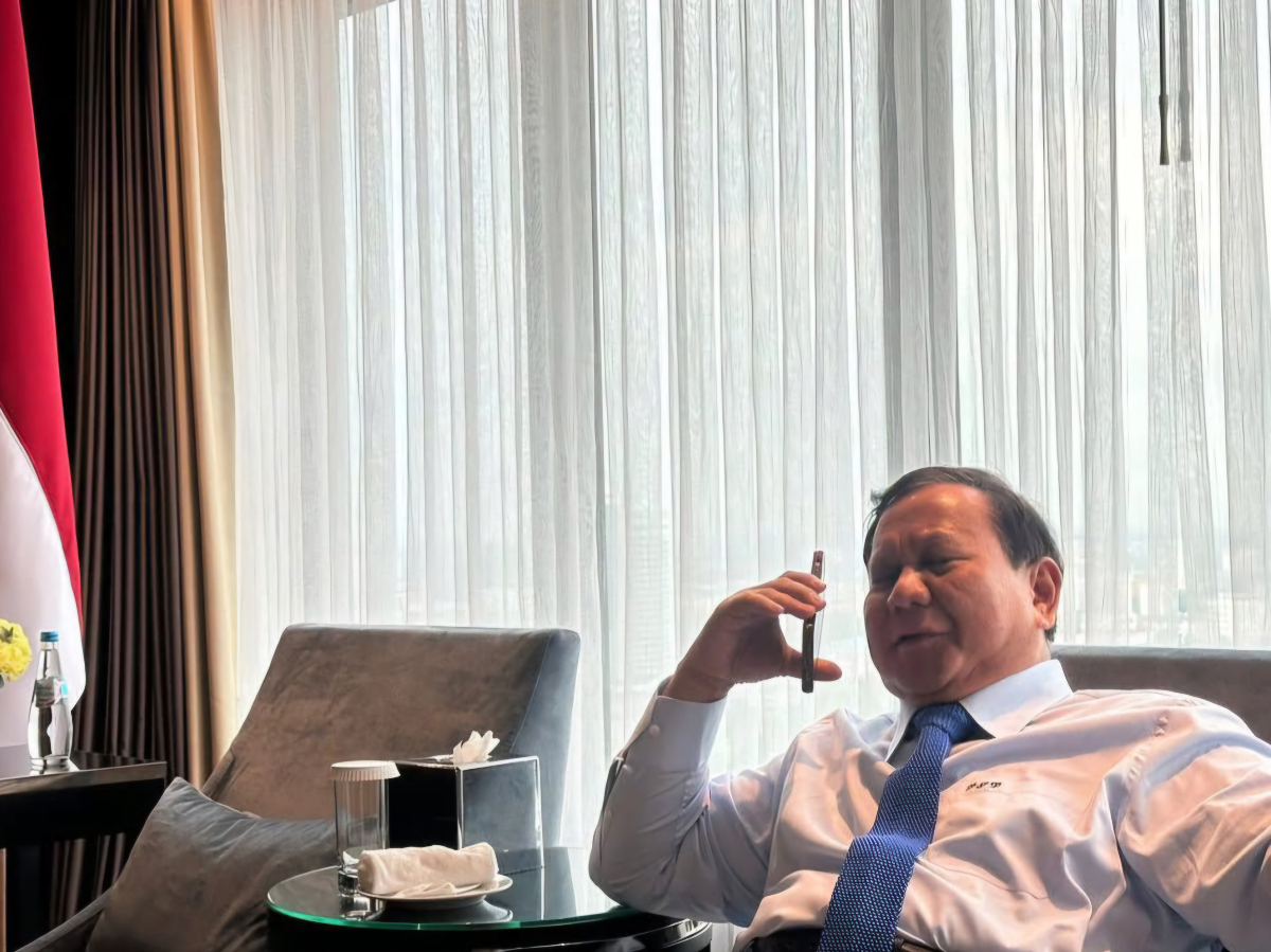 Presiden RI Prabowo Subianto saat melakukan sambungan telepon dengan Presiden AS Donald Trump soal tarif 19 persen. (Istimewa) - Image