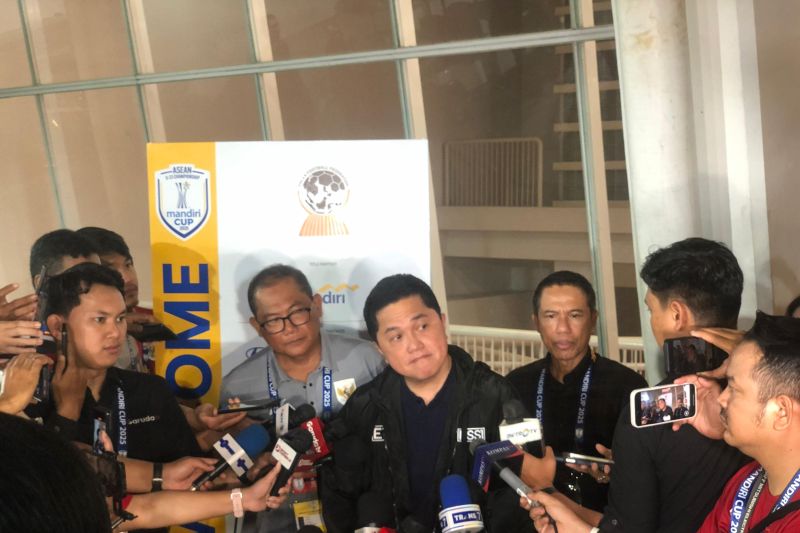 Ketua Umum PSSI Erick Thohir (tengah) berbicara kepada awak media seusai pertandingan Timnas U-23 Indonesia menghadapi Timnas U-23 Brunei Darrusalam. (ANTARA) - Image