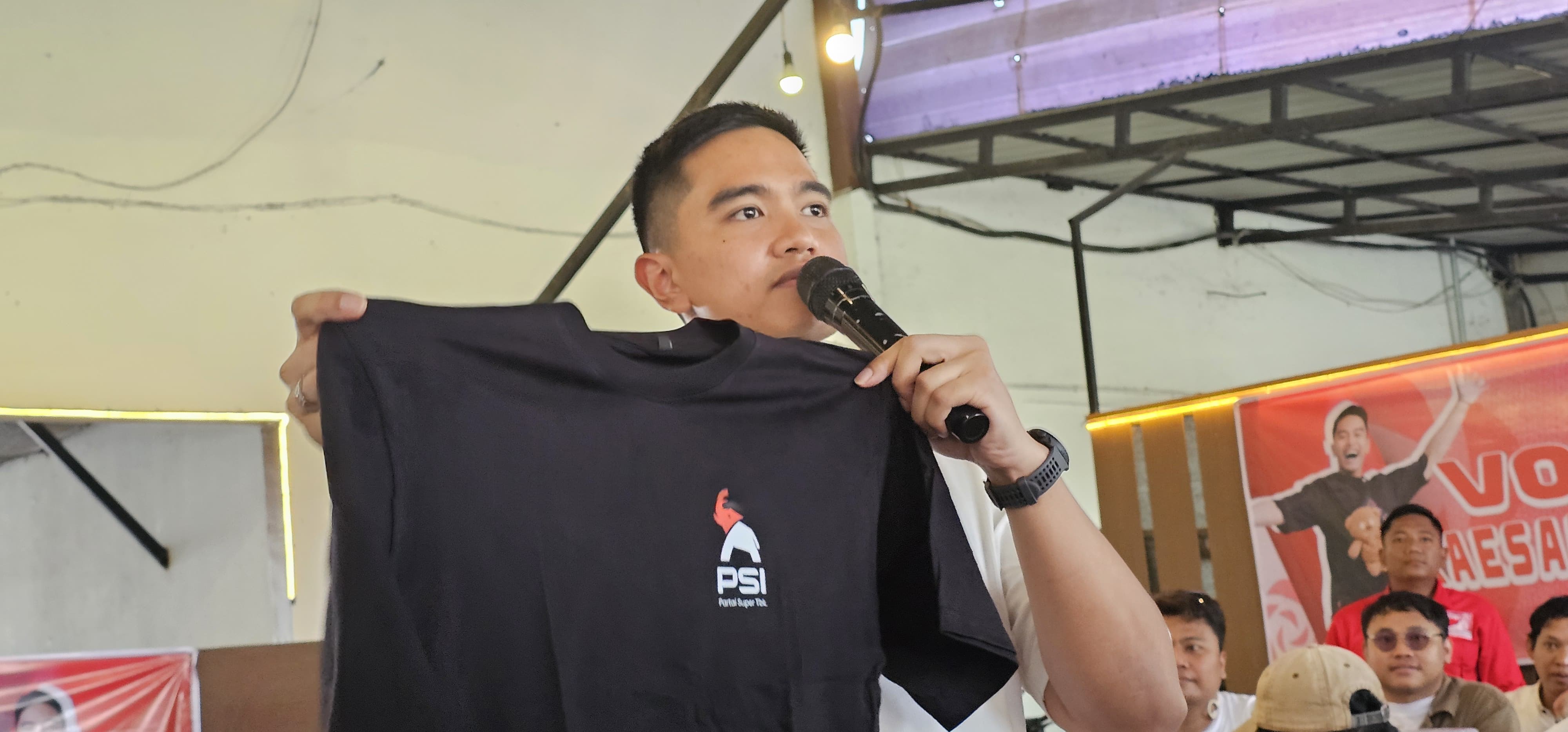 Ketua Umum Partai Solidaritas Indonesia (PSI), Kaesang Pangarep, memperkenalkan logo baru partainya dalam rangkaian kampanye Pemilu Raya yang digelar di Brebes, Jawa Tengah, Rabu (16/7). (Istimewa) - Image