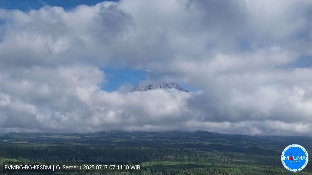 Foto erupsi Gunung Semeru pada Kamis (17/7) pagi (HO-PVMBG) - Image