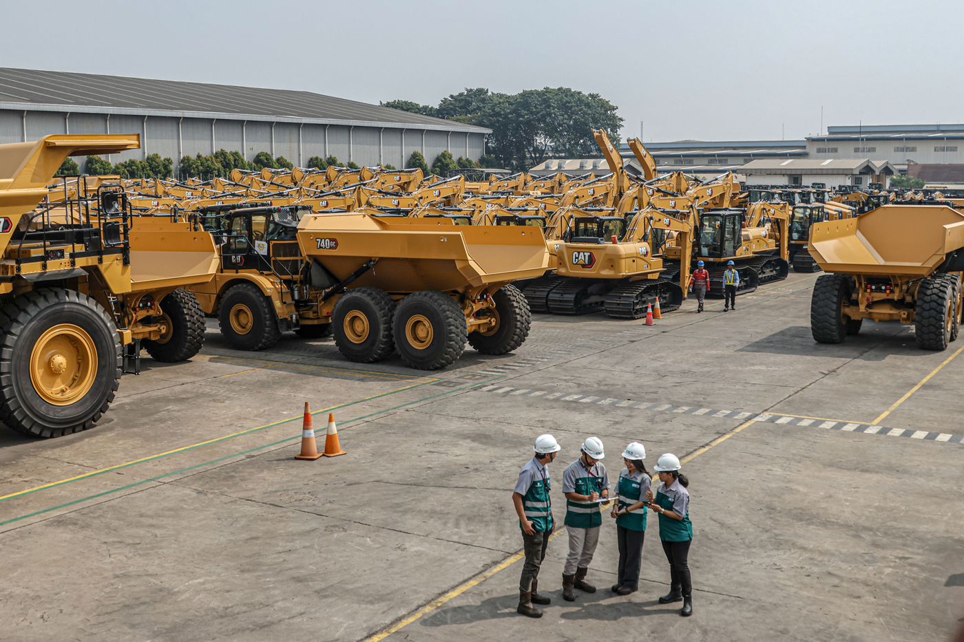 Pekerja mengecek sejumlah kendaraan tambang di open warehouse PT Cipta Krida Bahari (CKB), Cakung, J