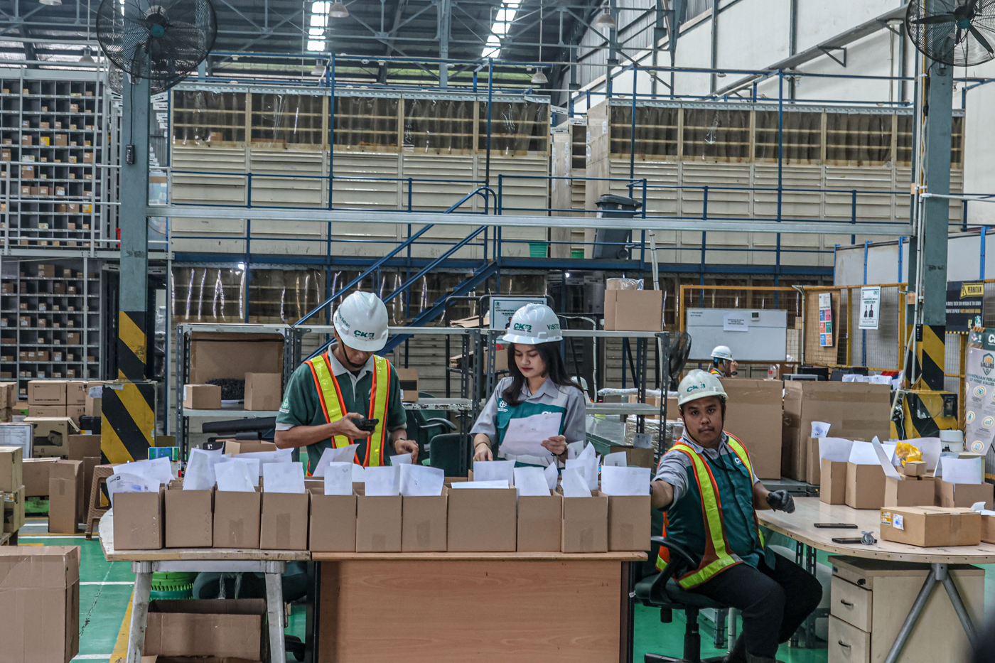 Pekerja mengecek sejumlah kendaraan tambang di open warehouse PT Cipta Krida Bahari (CKB), Cakung, J