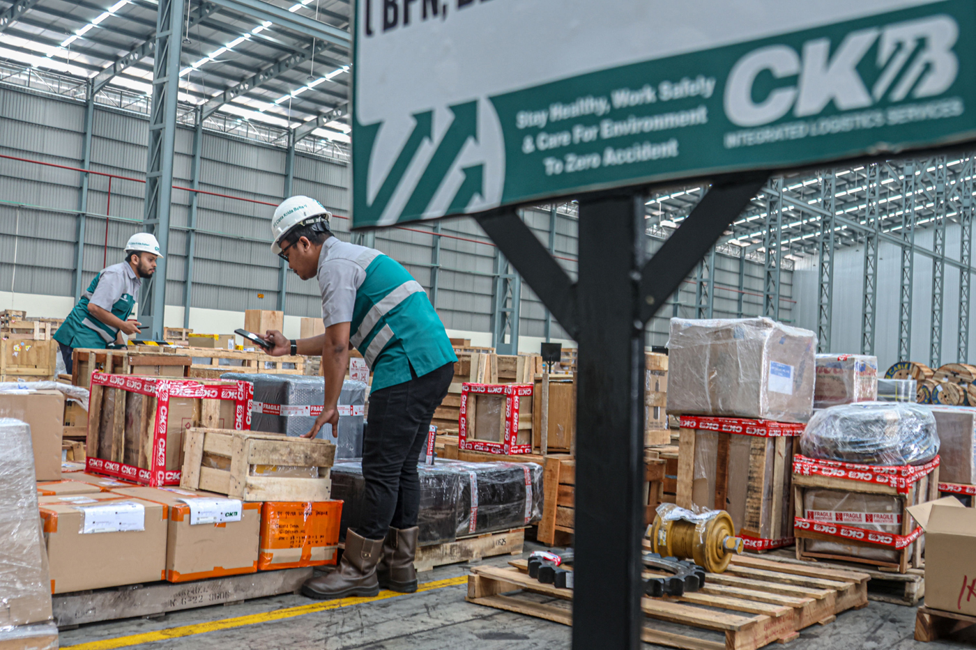 Pekerja mengecek sejumlah kendaraan tambang di open warehouse PT Cipta Krida Bahari (CKB), Cakung, J