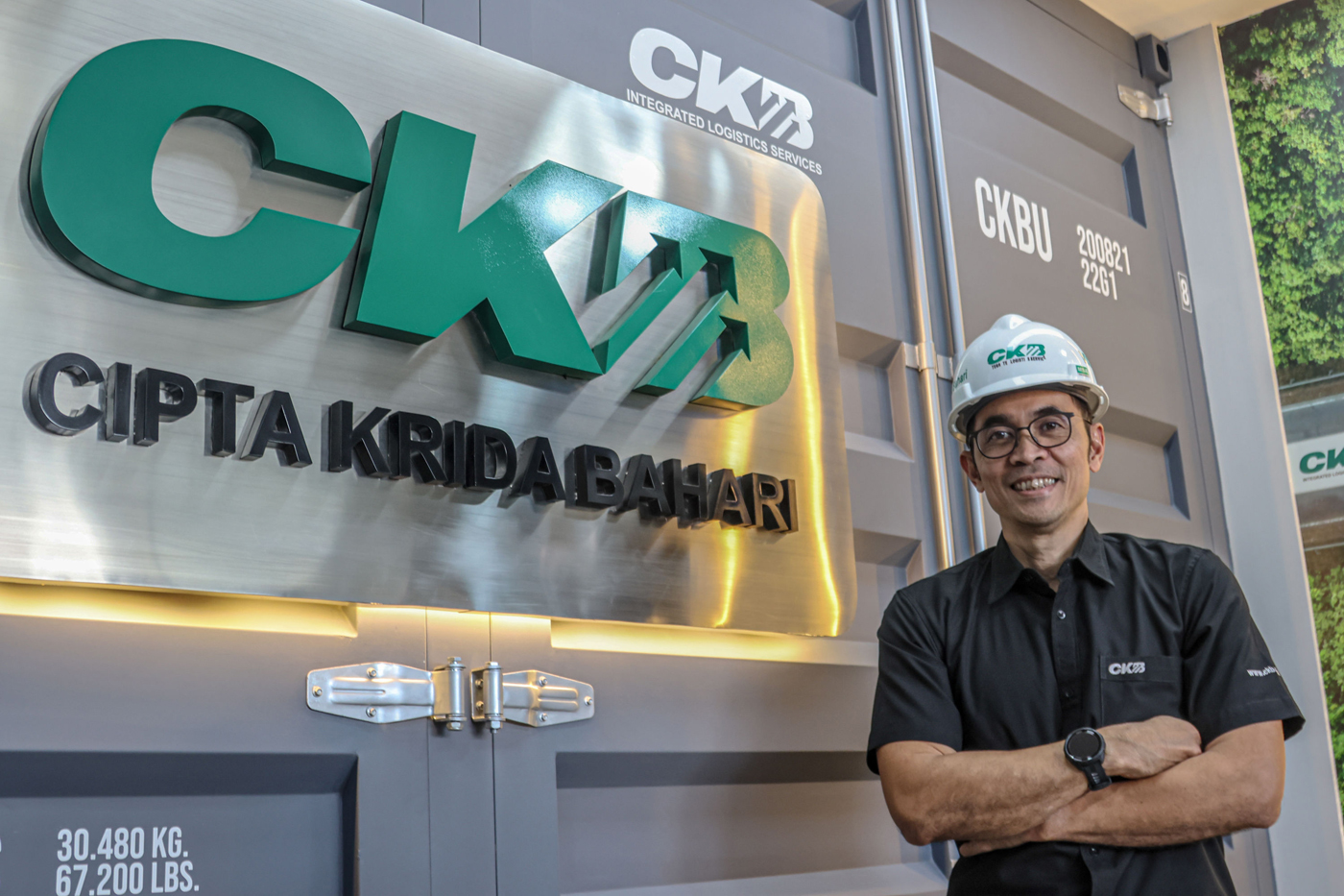 Direktur Utama CKB Iman Sjafei, menjelaskan warehouse PT Cipta Krida Bahari (CKB), Cakung, Jakarta,