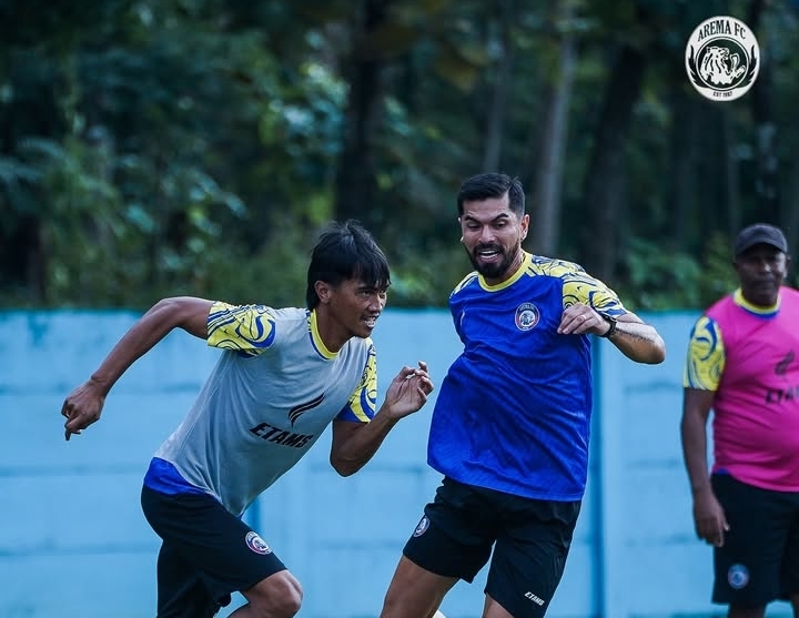 Para pemain Arema FC serius menjalani latihan untuk persiapan Super League musim ini. (Media Arema FC) - Image