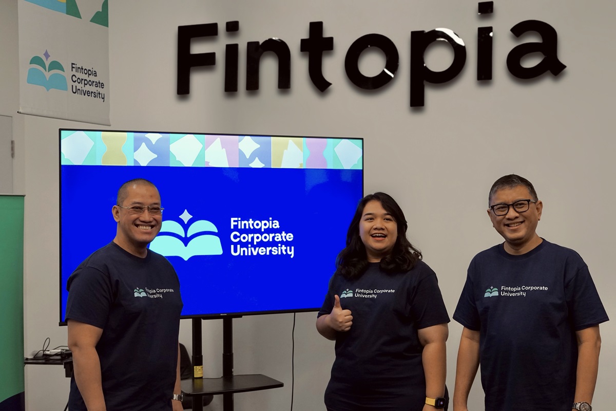 (Ki-Ka) Komisaris Utama Easycash Jimmy Muhamad Rifai Gani, Head of Human Resources Easycash Renda Celona dan Direktur Utama Easycash Nucky Poedjiardjo, Senin (14/07), di Jakarta. (Easycash) - Image