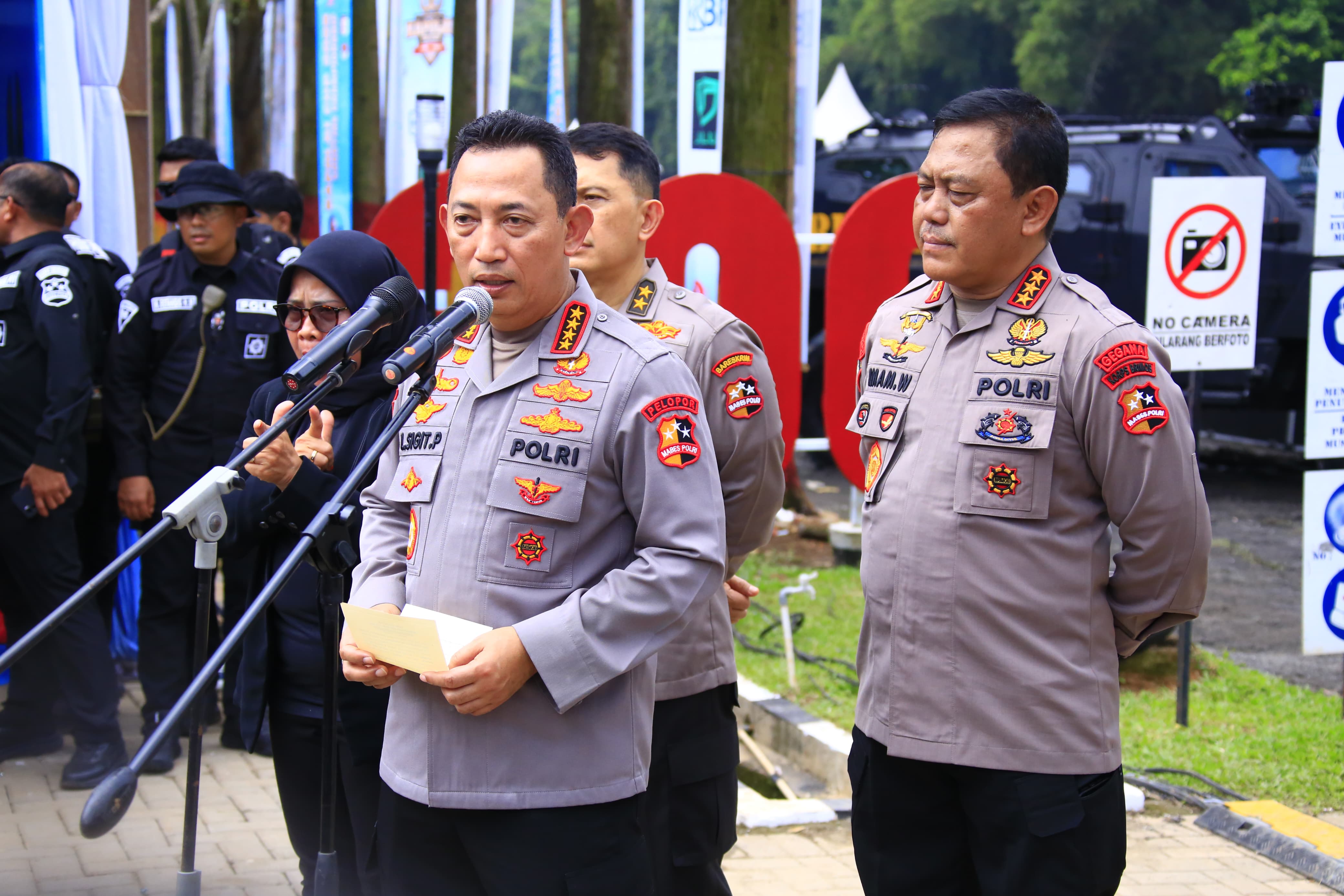 Kapolri Jenderal Polisi Listyo Sigit Prabowo saat menyampaikan keterangan kepada awak media di Mako Brimob, Depok, Jabar pada Kamis (17/7). (Polri) - Image