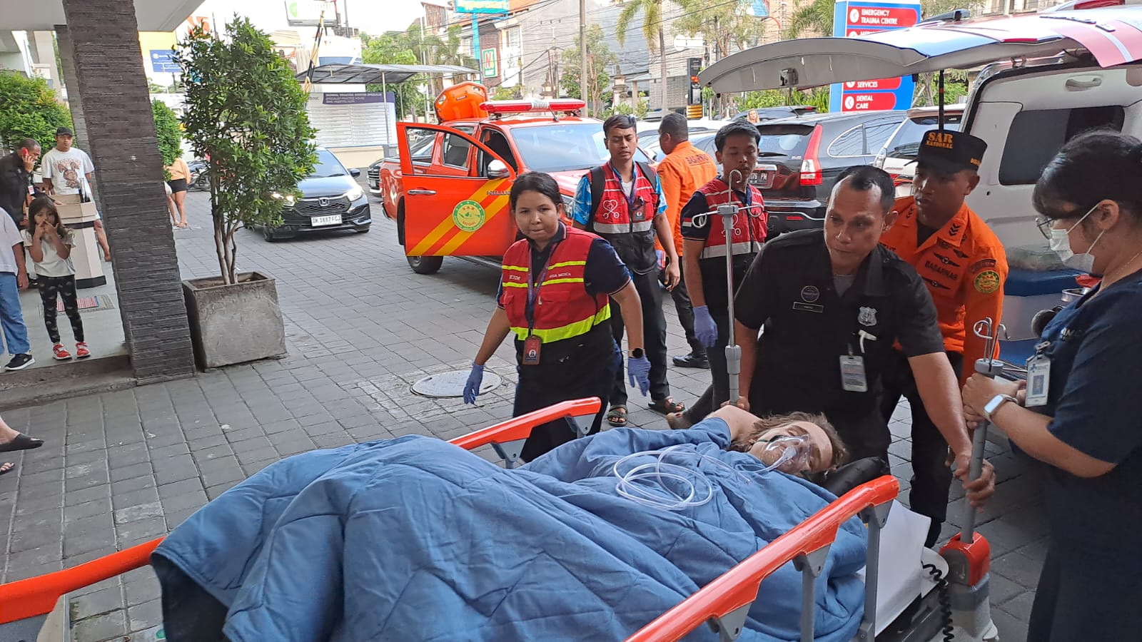 WNA Belanada bernama Sarah Tamar Van Hulten dievakuasi dari jalur pendakian Gunung Rinjani, NTB, usai mengalami kecelakaan pada Kamis siang (17/7). Sarah dievakuasi ke Bali. (Basarnas) - Image