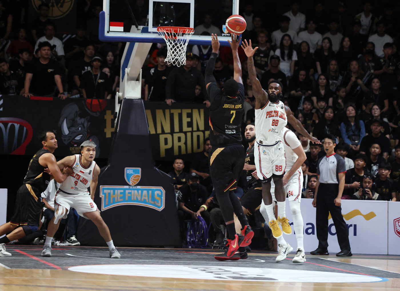Dewa United Banten vs Pelita Jaya Jakarta pada pertandingan babak pertama final Indonesian Basketbal