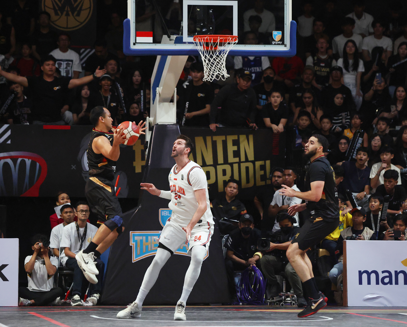 Dewa United Banten vs Pelita Jaya Jakarta pada pertandingan babak pertama final Indonesian Basketbal