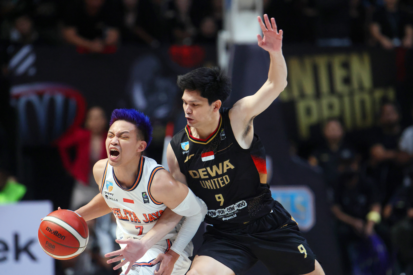 Dewa United Banten vs Pelita Jaya Jakarta pada pertandingan babak pertama final Indonesian Basketbal