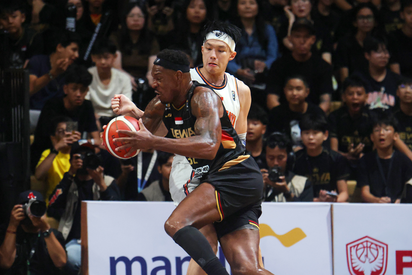 Dewa United Banten vs Pelita Jaya Jakarta pada pertandingan babak pertama final Indonesian Basketbal