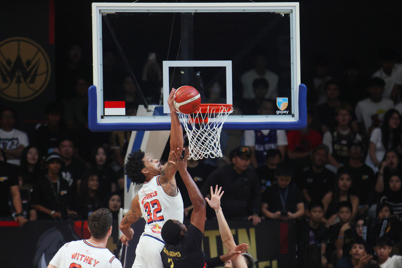 Dewa United Banten vs Pelita Jaya Jakarta pada pertandingan babak pertama final Indonesian Basketbal