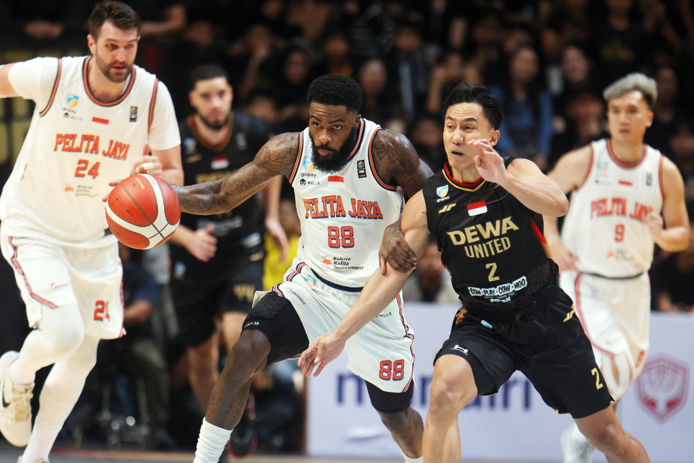 Dewa United Banten vs Pelita Jaya Jakarta pada pertandingan babak pertama final Indonesian Basketball League (IBL) 2025 di Dewa United Arena, Kabupaten Tangerang, Banten, Kamis (17/7/2025). Dewa United Banten kalah dari Pelita Jaya Jakarta dengan skor 77-