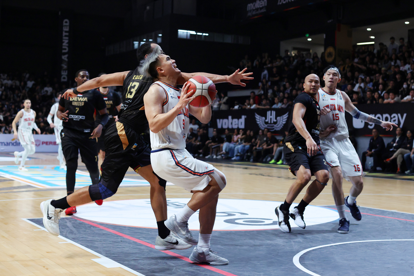 Dewa United Banten vs Pelita Jaya Jakarta pada pertandingan babak pertama final Indonesian Basketbal