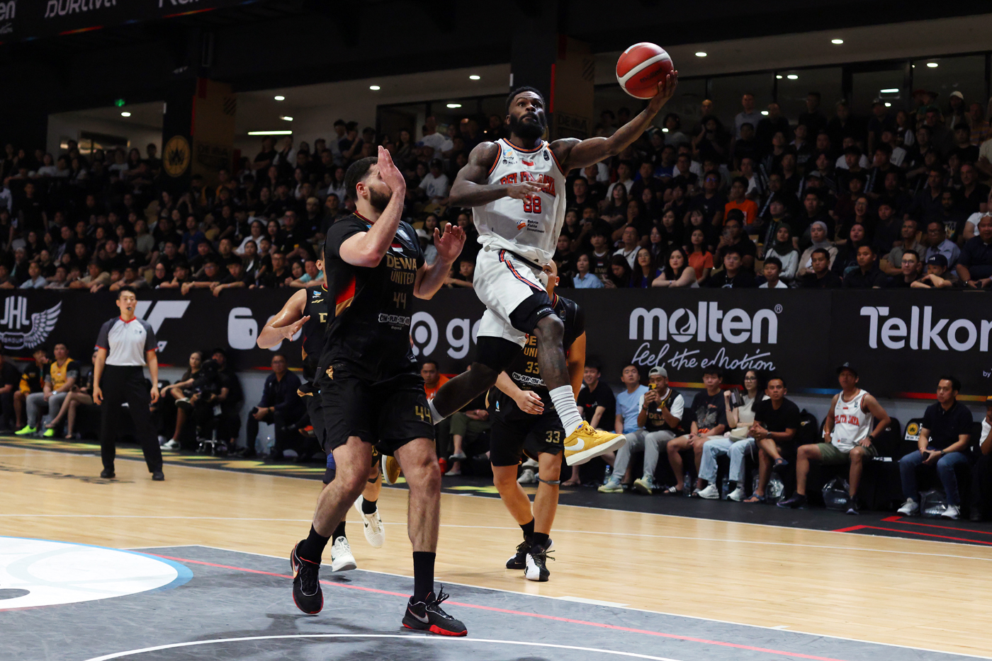 Dewa United Banten vs Pelita Jaya Jakarta pada pertandingan babak pertama final Indonesian Basketbal